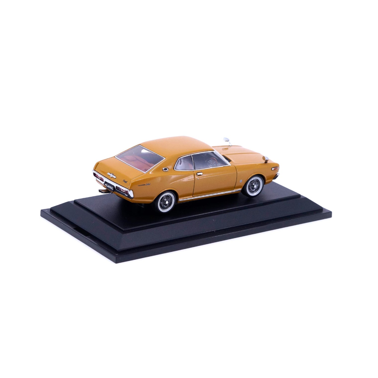 1/43 NISSAN LAUREL SGX (BROWN)